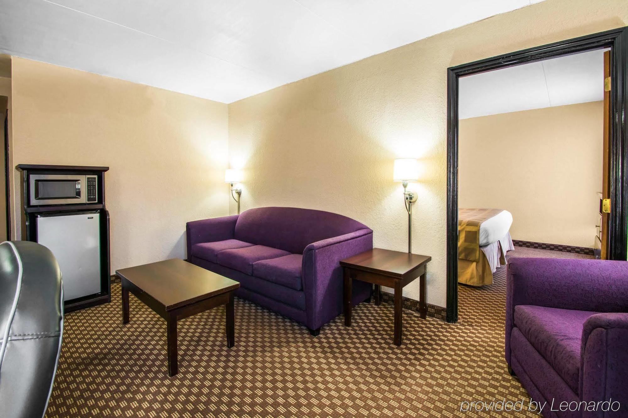 Quality Inn & Suites Tallahassee Exterior photo